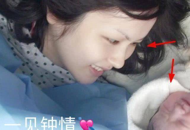 吴尊晒老婆生娃旧照,林丽吟素颜躺手术台上,脸色苍白惹人心疼_时间