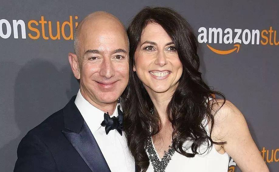 喜欢一切出风头的场合,她本是贝索斯朋友的妻子,与麦肯齐的关系也不错