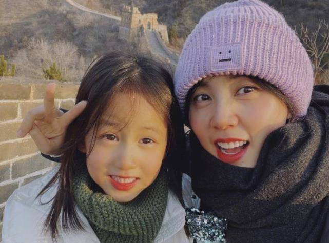 孙莉家人周末一日游,7岁多妹和妈妈都涂口红,三胎儿子打扮引热议_二