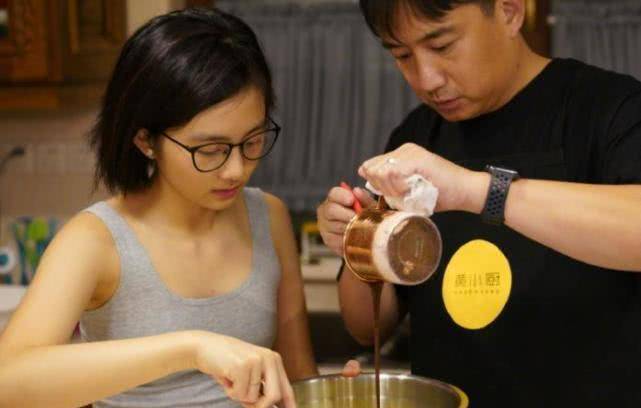 14岁黄多多下厨也穿得漂漂亮亮,面包烤糊了,却被孙莉一家吃光_黄磊