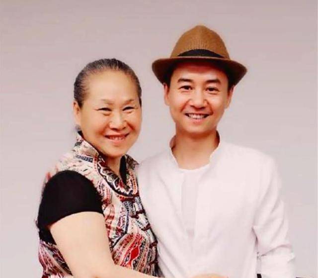 20年前凭《炊事班》走红的毛孩,如今已无戏可拍,母亲却火遍全国_韦菁