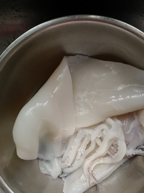市场上买来的鱿鱼已经让老板清理好内脏,回家后将鱿鱼外层的黑色薄膜