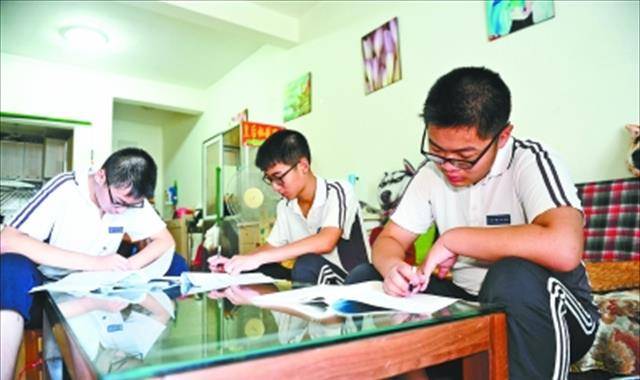 丈夫病逝后,农村妈妈打工摆摊养育三胞胎,仨儿子一个