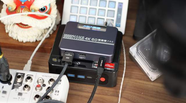 正面从左至右依次是麦克风,调音台,耳机,switch按键.