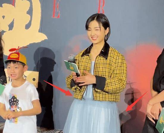 张子枫现身成都,皮肤白嫩侧颜超美,同框168女演员,身高真相了_妹妹