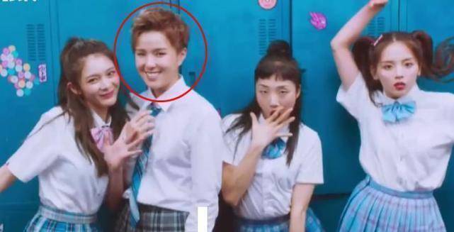 傅菁公开火箭少女校服照,杨芸晴笑成"表情包",杨超越全程搞怪_yamy