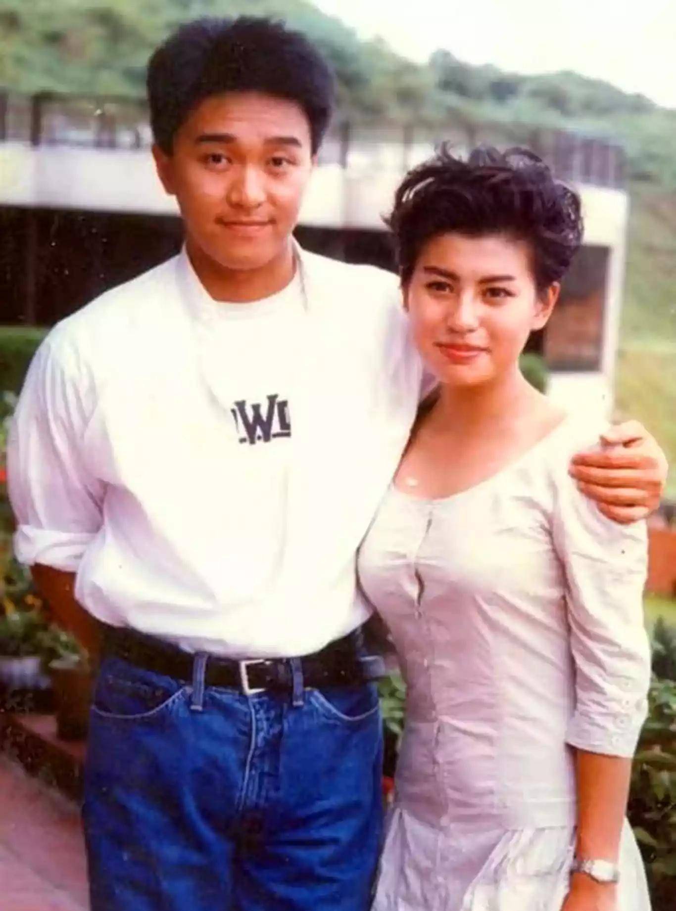 周星驰与不认识——我是真没看出来是谁,有认识的吗?