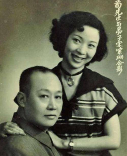 荀慧生本欲去找吴彩霞理论,但刚迈出门便听见了吴春生的哭泣声他心软