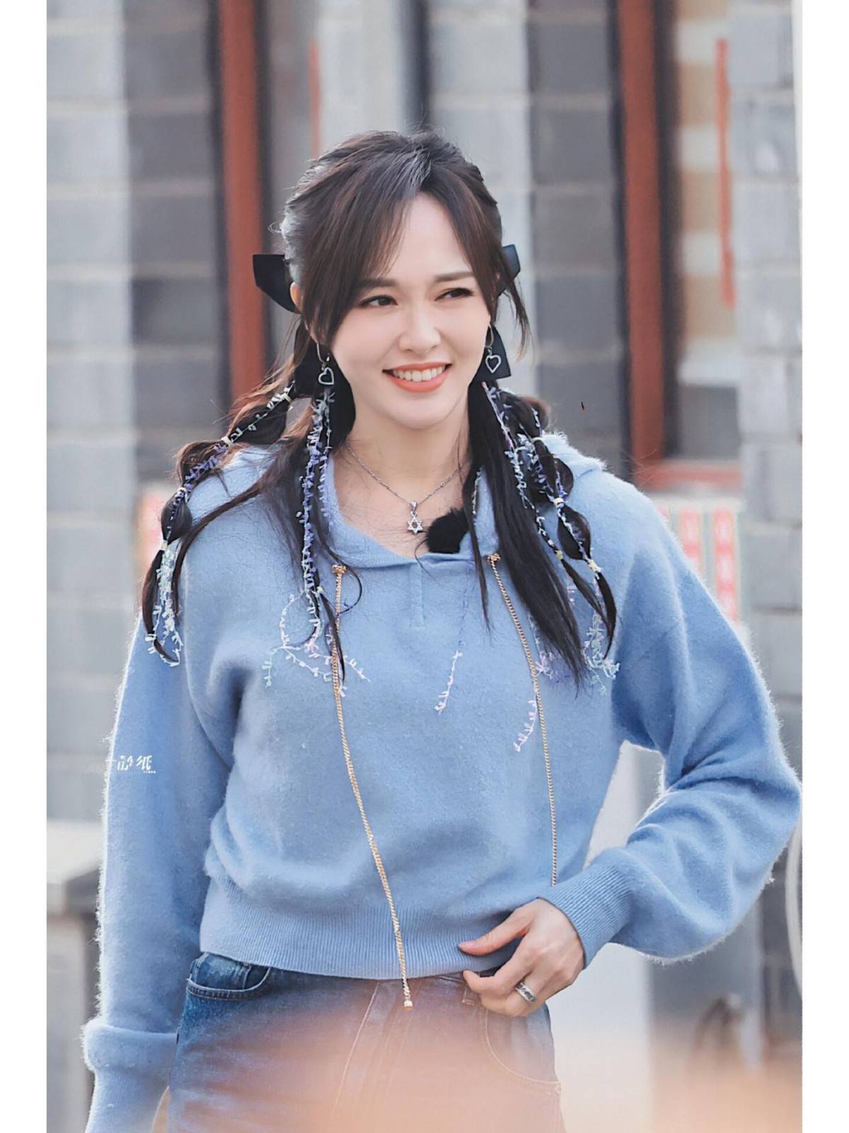 唐嫣又带火了一种减龄穿搭:毛衣 牛仔裙 小白靴,时髦高级又洋气_显得