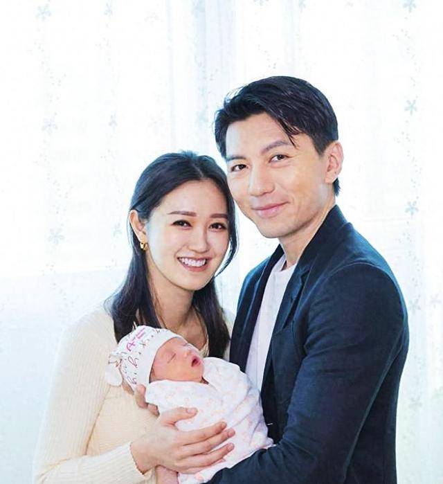 张宝儿入狱时,袁伟豪想一直陪在老婆孩子身边,但又不能总是请假,因为