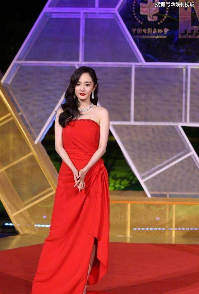 杨幂晒出半边脸美照,妩媚眼神配上红唇,时尚动人超撩人_质量_事业