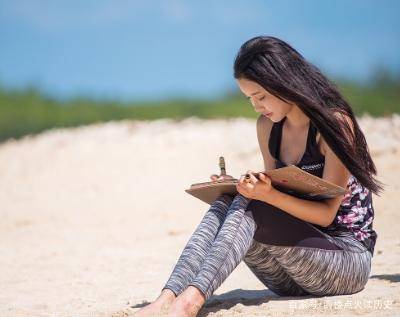 被王晶发掘时才大二,拍三部戏捞金26亿,如今成为最美晶女郎_童菲_澳门