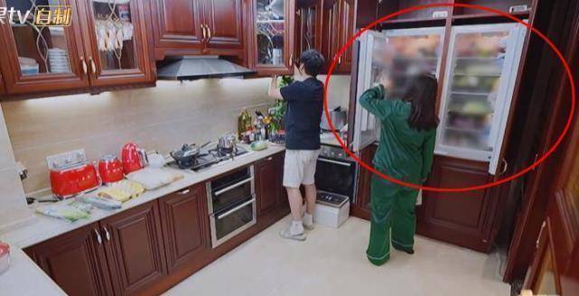 李湘改吃平民早餐,6层冰箱被打码,"出轨风波"后对王岳伦称呼变了?