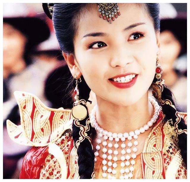 接着是各个集数的片尾曲,的《自君别后》由琼瑶作词,徐嘉良作曲