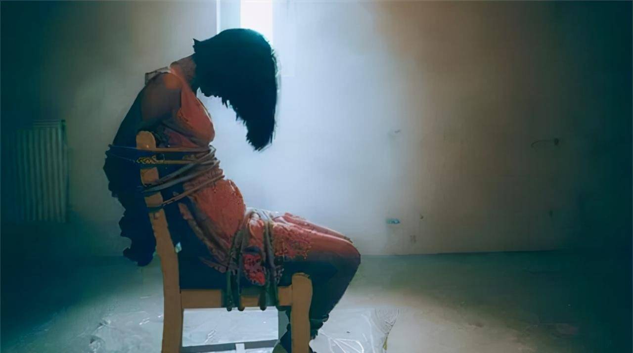 1991年,一桩抢劫案牵出42具尸体,警察却为女罪犯剃了29年光头_徐骊_贾