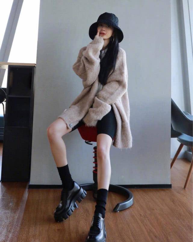 从杨幂亲自晒出的体重秤上看,她的体重只有90斤,即使是在整个春节期间