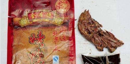 劣质甜面酱一起塑封进那些注明"总重量1000克"的"全聚德烤鸭"包装袋里