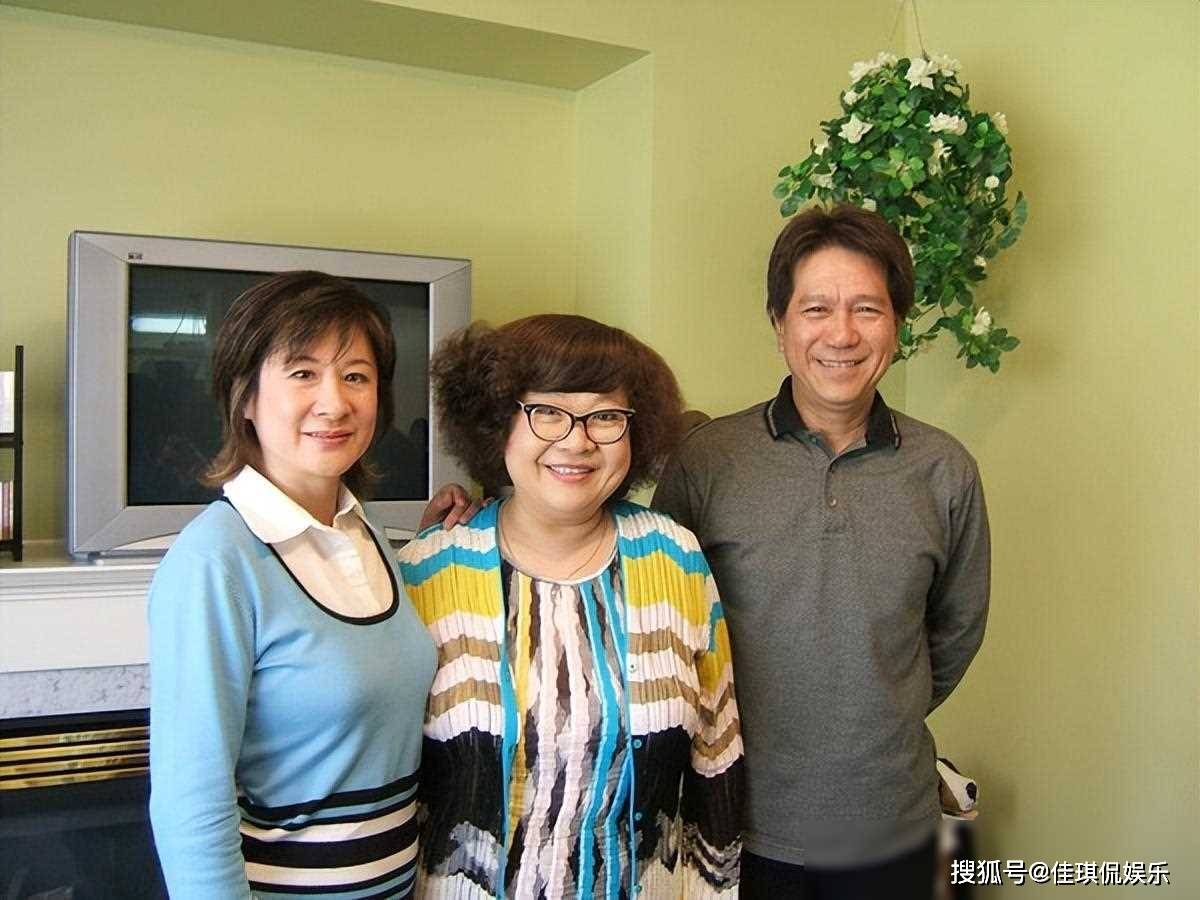 83岁金牌司仪何守信露面,风度翩翩容颜不老,难怪当年迷死汪明_爱情