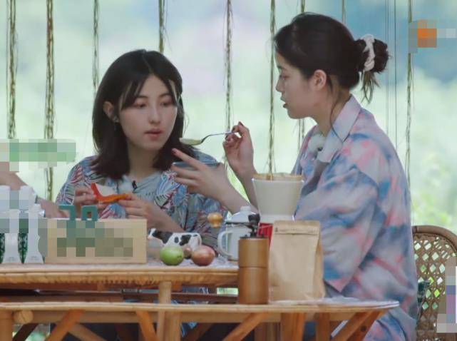 欧阳娜娜用勺子喂张子枫,张子枫吃法引热议,娜比救场堪称教科书_妹妹