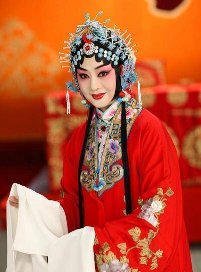 不要将不同流派,时期的京剧名家放一起对此,例如李维康和李胜素_对比