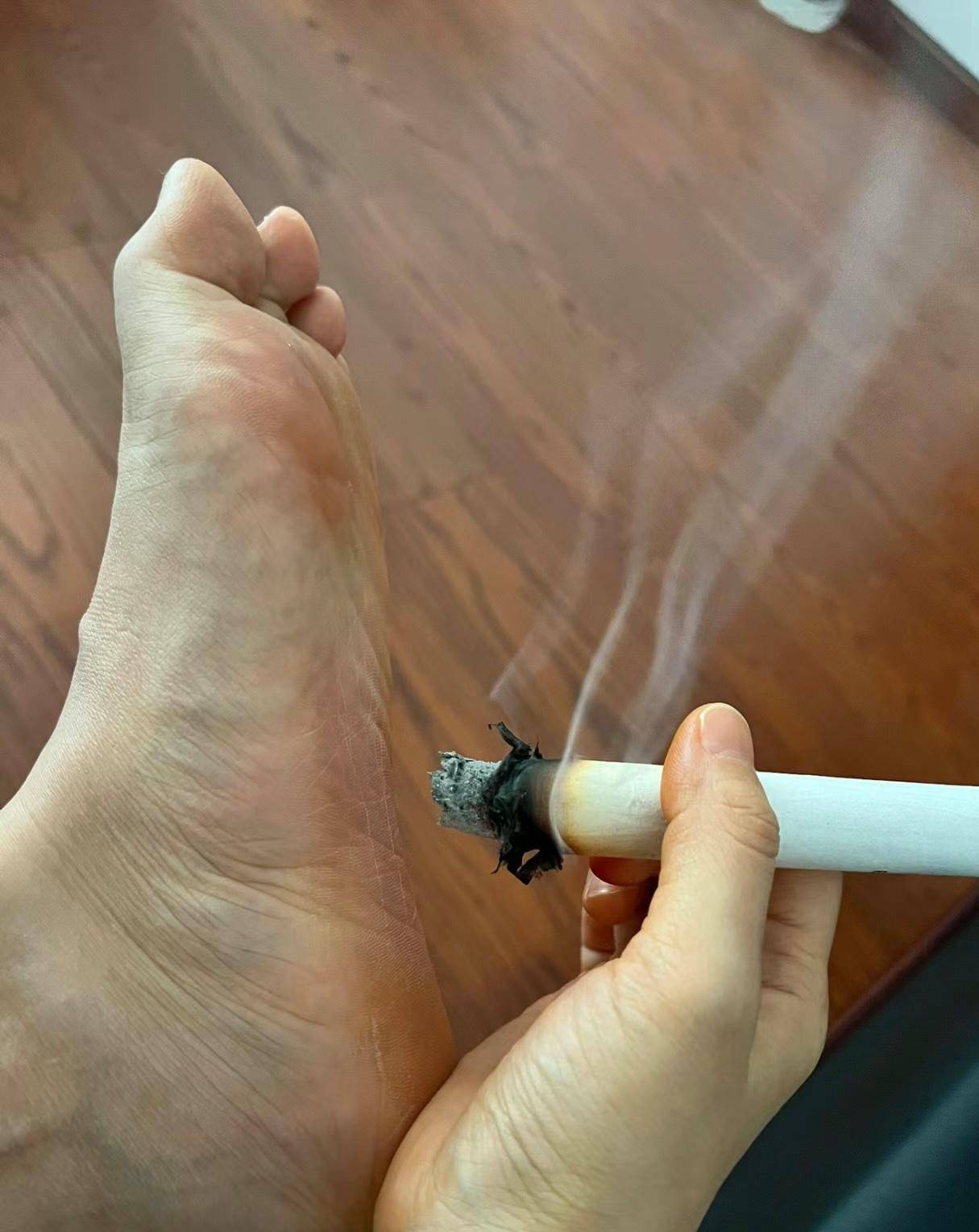 利用刮痧板可以顺着足底进行按摩,不仅可以放松足底,还能够疏通经络