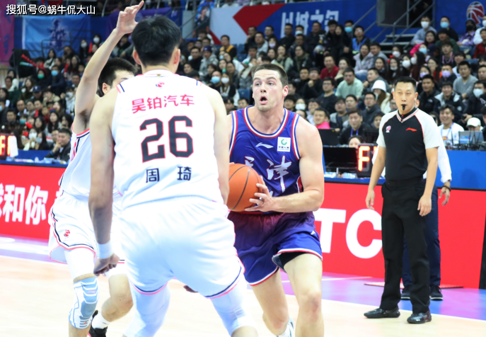 赛季至今,大卫-詹姆斯场均砍下27.4分13.2个篮板2.6次助攻0.9次抢断0.