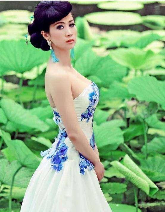 45岁的芙蓉姐姐:从万民嘲笑到人生赢家,如今颜值美到让人羡慕_北大