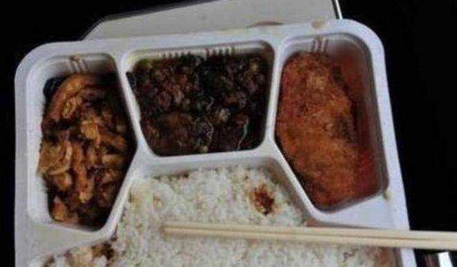 为什么火车上有饭,很多人宁可挨饿也不吃?