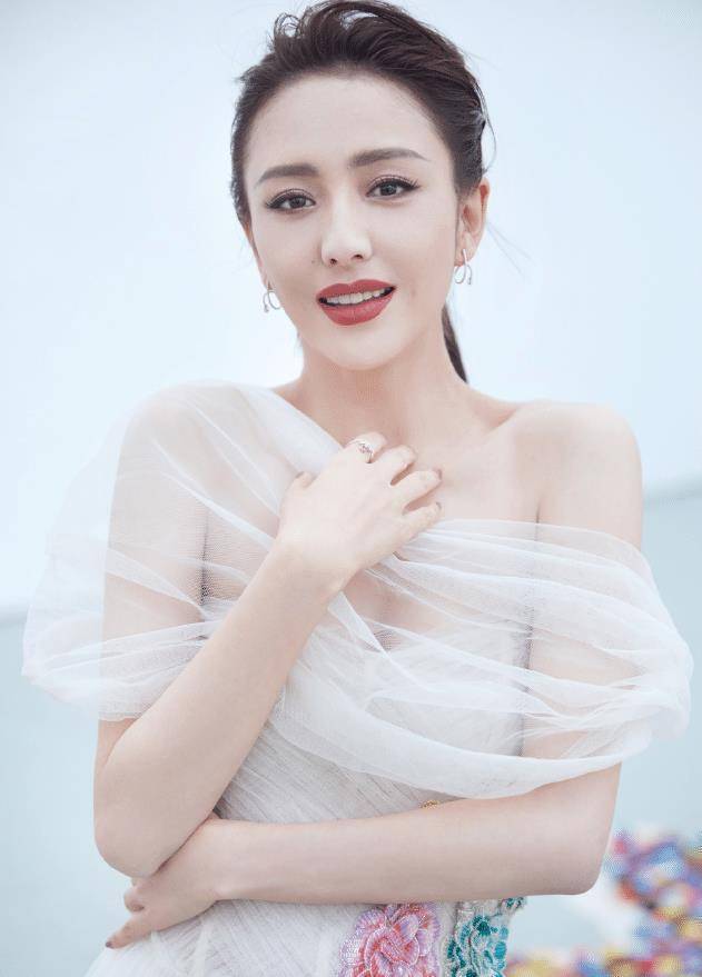 见过世面女子都不单穿牛仔裙,学佟丽娅个性混搭,立马变前卫_穿法_形象