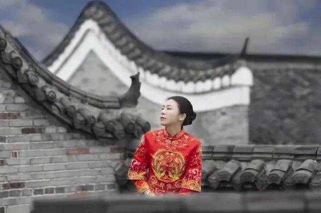 白马由此想到幼时看过的电视剧《聊斋志异》,那只千年白狐化身变成了