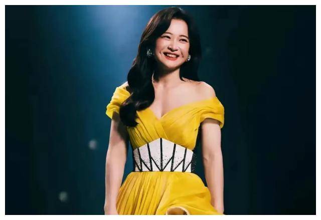 贾玲一袭长裙演唱《一切都来得及》,娱乐圈女星彻底被秒杀!