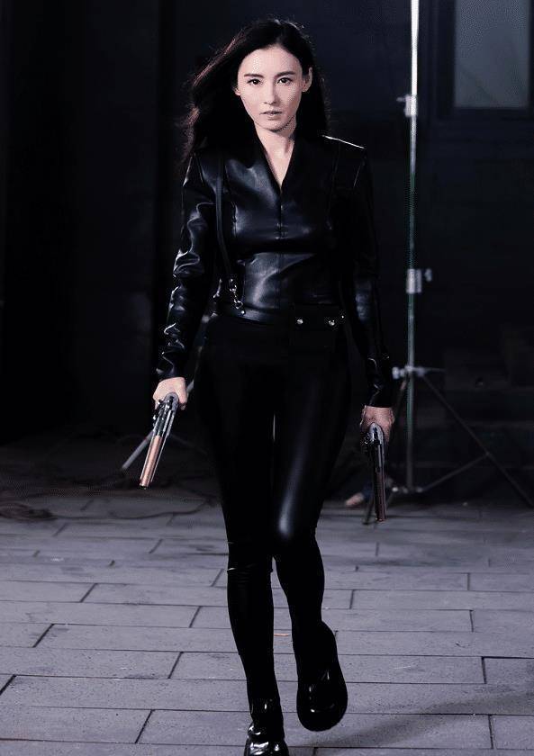 40岁张柏芝捞金太敬业,零下天气穿西装裙演出,却因