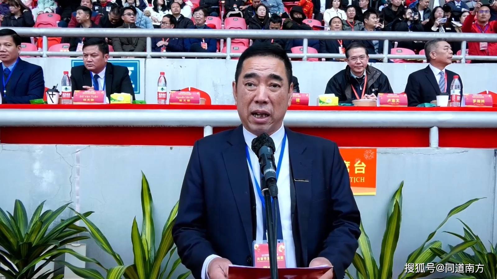 精彩的醒狮表演点燃现场激情,东兴市委副书记,市长李健和市委副书记