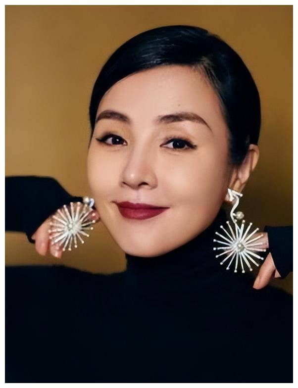 戏外守身如玉:50岁"一脱成名"女星,仍无对象._姜宏波_挑战_观众