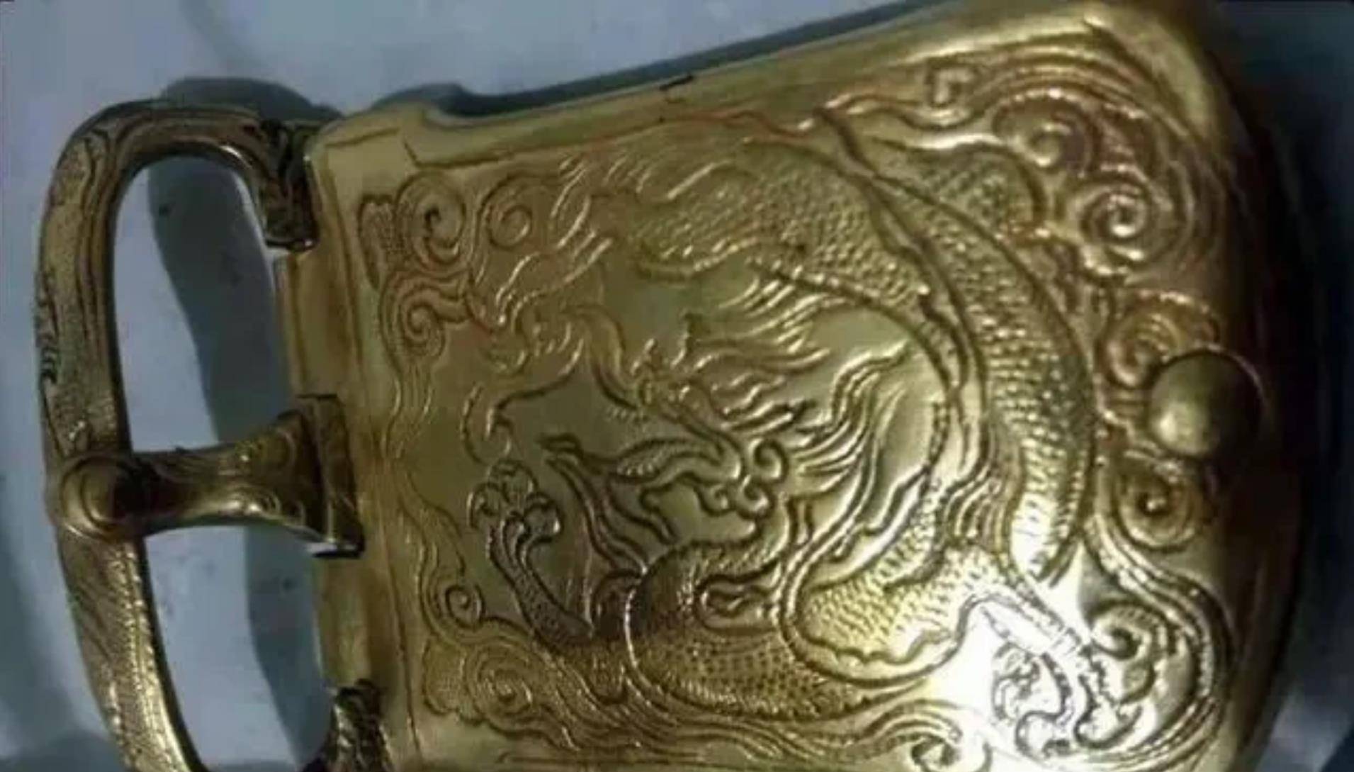 封土上打洞直达墓室,传盗出文物打包价要6亿_钱元瓘_盗墓者_杭州