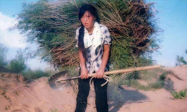 当他看到瘦到皮包骨的闺女,殷玉珍父亲的眼泪在眼圈里打转,他何尝不