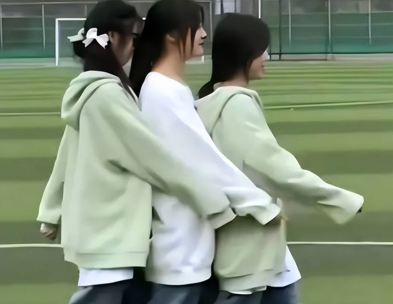 "自认很美"的3个行为,老师表示不解,成年后才有同感_发型_阶段_校服