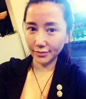 2009年,张铁林掐着訾晓敏脖子大骂:叫你装贞洁,还给