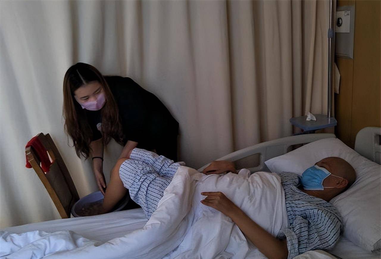 2018年,24岁护士患白血病,哥哥放弃婚姻卖房卖车为妹妹看病_晓飞_晓婵