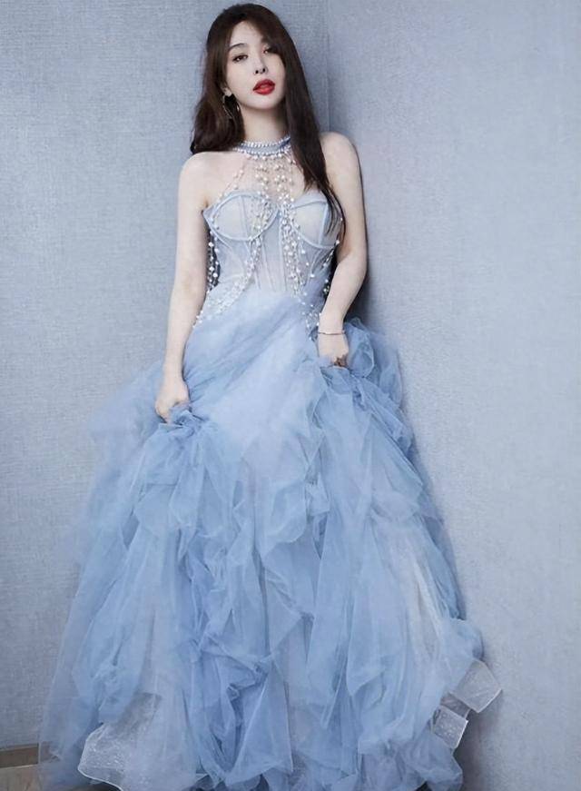 黄晓明前女友李菲儿淡蓝纱裙搭配烈焰红唇,女性韵味太诱人_时尚_舞台