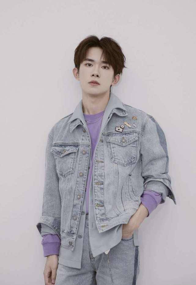 tfboys七周年纪念日,看到他们三人的照片,只想感慨变化太大了_黑色