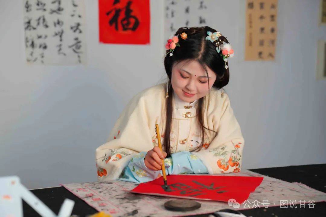 甘肃摄影师杨茂盛作品《年味》: 书韵传真情 秀女献祥瑞_甘谷_节日