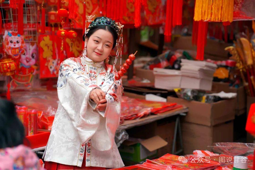 甘肃摄影师杨茂盛作品《年味》: 书韵传真情 秀女献祥瑞_甘谷_节日