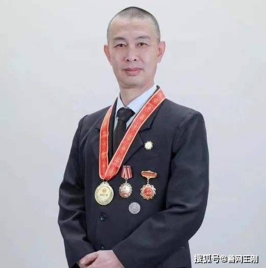 北京普法公益宣传员,首都职工志愿者,首都劳动奖章和文旅全国劳模获得