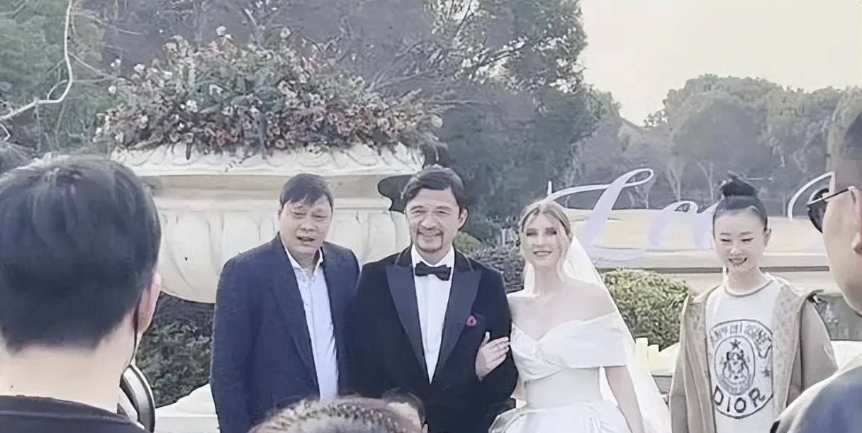 谢晖和女子举行情人节婚礼,前妻佟晨洁闺蜜和范志毅等参加_挑战_生活