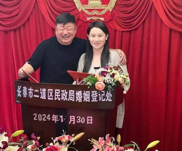 43岁董三毛大婚:眼泛泪光表白小8岁长腿新娘,与刘丹已离婚5年_董山