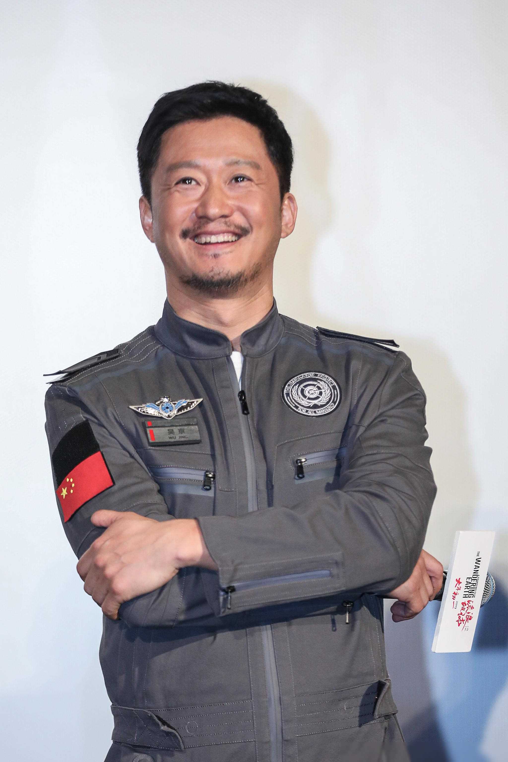 吴京在新加坡动物园过春节,引发网友质疑,爱国和出国引发热议_家人