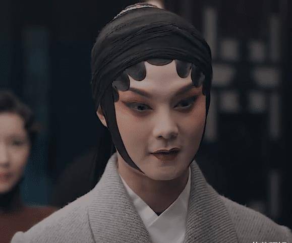 尹正翘起兰花指,抚摸黄晓明的耳尖,他们俩的反应让片场安静三秒_因为