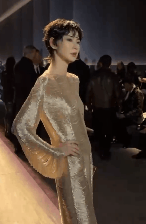 前胸贴后背,胸前一马平川,还穿得这么社死,仿佛是一条会行走的金色