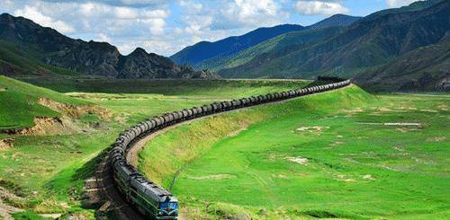 青藏铁路是单轨道运行,两辆火车碰面该怎么走?